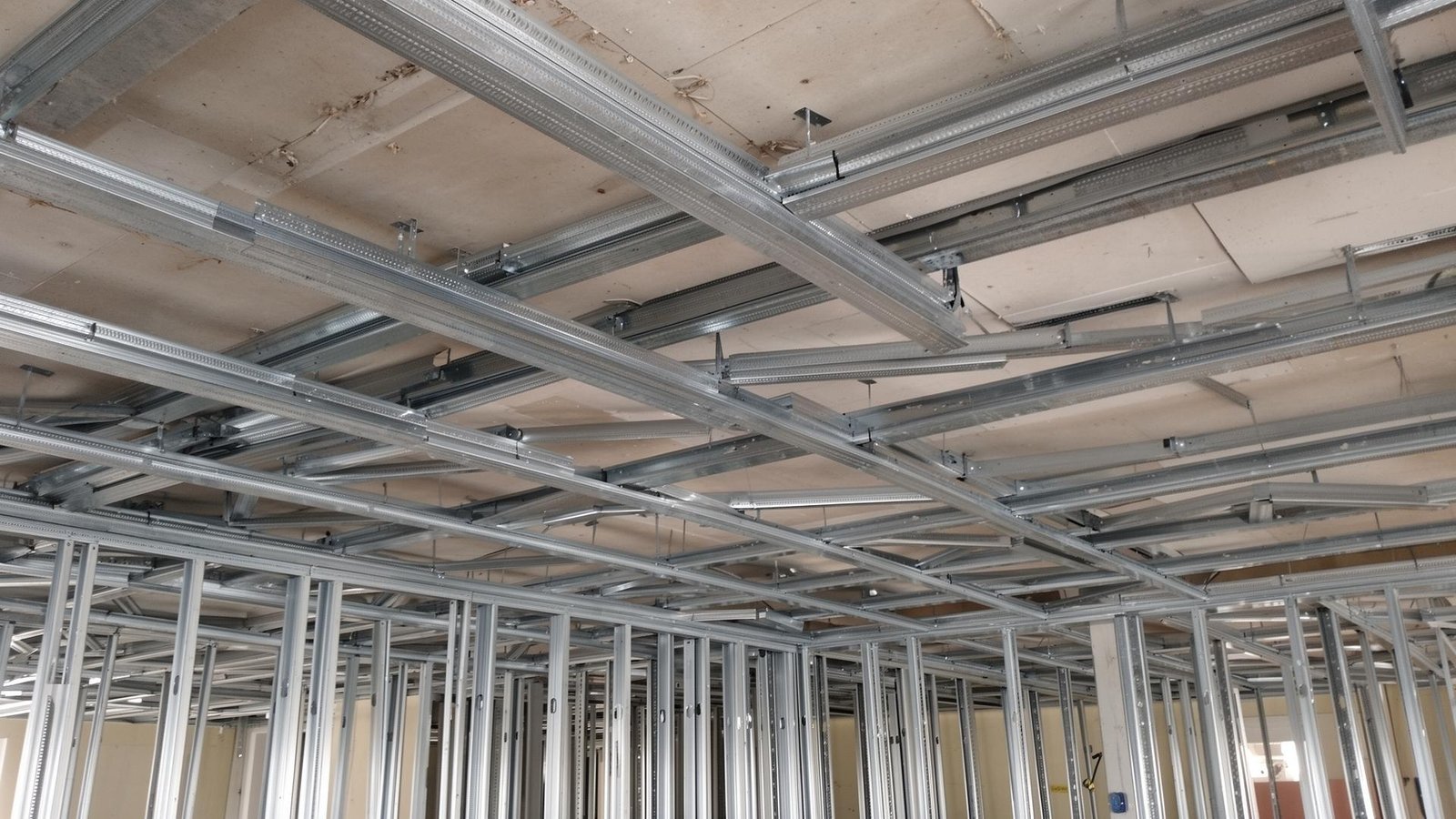 مراحل تركيب هيكل معدني لسقف جبس بورد