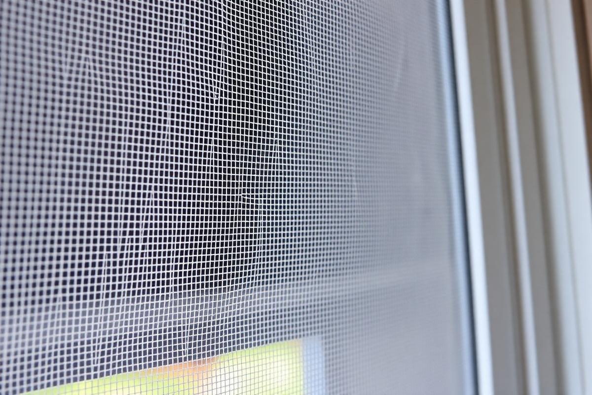 شبك نوافذ ألومنيوم محكم التركيب يمنع دخول الناموس للمنزل